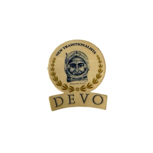 1981 DEVO Vintage Pinback Button New Traditionalists RARE Concert Memorabilia - Picture 3 of 3